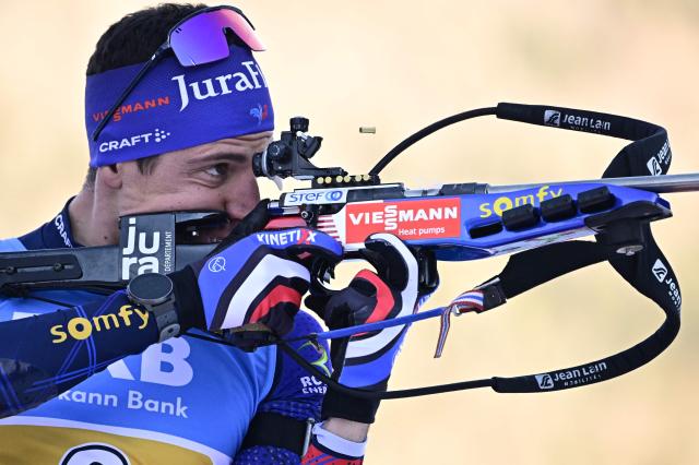France's Quentin Fillon Maillet warms up at the shooting range prior to the men's 4x7,5km relay competition of the IBU Biathlon World Cup in Ruhpolding, southern Germany on January 15, 2026. (Photo by Tobias SCHWARZ / AFP)