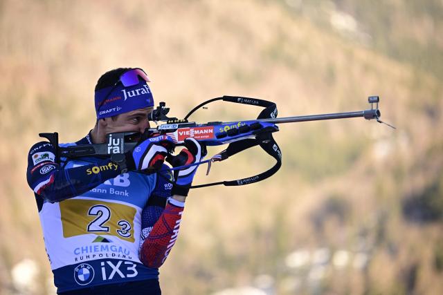France's Quentin Fillon Maillet warms up at the shooting range prior to the men's 4x7,5km relay competition of the IBU Biathlon World Cup in Ruhpolding, southern Germany on January 15, 2026. (Photo by Tobias SCHWARZ / AFP)