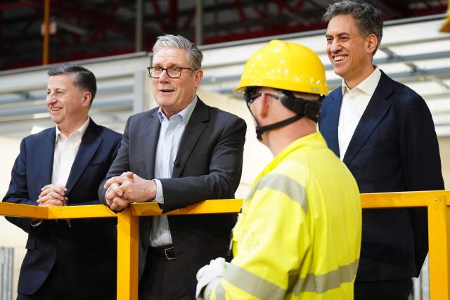 Scotland's Secretary Douglas Alexander (L), Britain's Climate Change and Net Zero Secretary Ed Miliband (R) and Britain's Prime Minister Keir Starmer (C) meet apprentices during a visit to the SSE National Training Centre in Perth, central Scotland on January 15, 2026 (Photo by Jane Barlow / POOL / AFP)