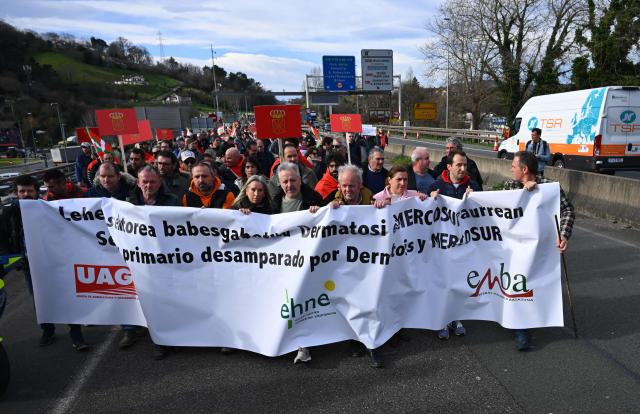 Spanish farmers march to block the A63 motorway between France and Spain during a demonstration by the Coordination Rurale French farmers' union and Spanish farmers, in Biriatou, southwestern France, on January 15, 2026. French farmers were joined by their Spanish counterparts in Biriatou for a protest against the handling of the authorities' cattle epidemic of lumpy skin disease (dermatose nodulaire contagieuse) and the EU-Mercosur trade deal. (Photo by Gaizka IROZ / AFP)