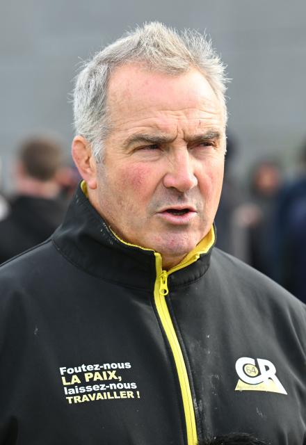 Co-president of Coordination Rurale 64 Leon Thierre  speaks to press during a blockade on the A63 motorway between France and Spain as part of a demonstration by the Coordination Rurale French farmers' union and Spanish farmers, in Biriatou, southwestern France, on January 15, 2026. French farmers were joined by their Spanish counterparts in Biriatou for a protest against the handling of the authorities' cattle epidemic of lumpy skin disease (dermatose nodulaire contagieuse) and the EU-Mercosur trade deal. (Photo by Gaizka IROZ / AFP)