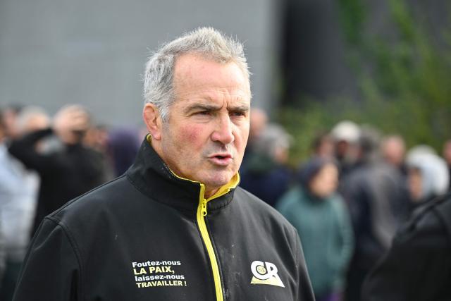 Co-president of Coordination Rurale 64 Leon Thierre  speaks to press during a blockade on the A63 motorway between France and Spain as part of a demonstration by the Coordination Rurale French farmers' union and Spanish farmers, in Biriatou, southwestern France, on January 15, 2026. French farmers were joined by their Spanish counterparts in Biriatou for a protest against the handling of the authorities' cattle epidemic of lumpy skin disease (dermatose nodulaire contagieuse) and the EU-Mercosur trade deal. (Photo by Gaizka IROZ / AFP)
