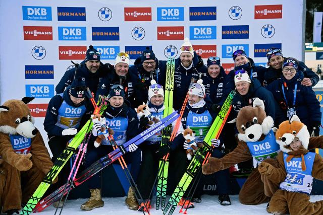 Second placed Norway's Johannes Dale-Skjedval, Norway's Sturla Lagreid, Norway's Martin Uldal and Norway's Vetle Sjastad Christiansen clelbrate with their team and themascots on the podium after the men's 4x7,5km relay competition of the IBU Biathlon World Cup in Ruhpolding, southern Germany on January 15, 2026. (Photo by Tobias SCHWARZ / AFP)