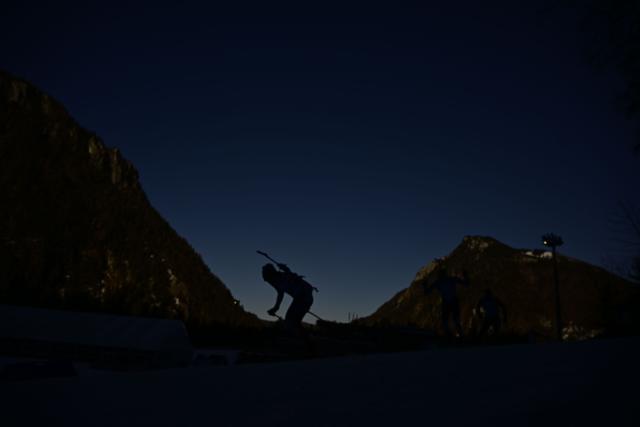 An athlete competes during the men's 4x7,5km relay competition of the IBU Biathlon World Cup in Ruhpolding, southern Germany on January 15, 2026. (Photo by Tobias SCHWARZ / AFP)