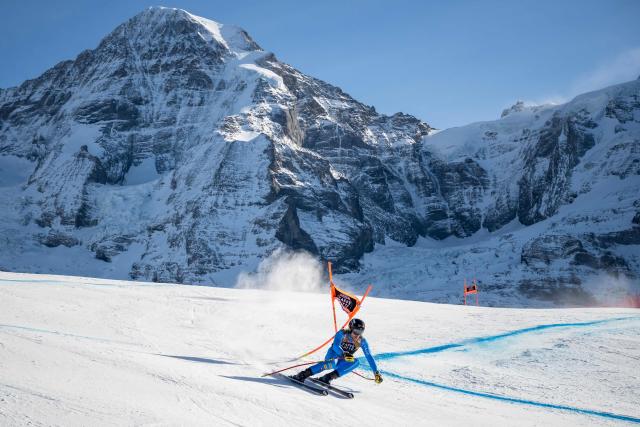 Italy's Mattia Casse skies down as the Moench mountain is seen in the background during the men's Downhill training at the FIS Alpine Skiing World Cup in Wengen on January 15, 2026. (Photo by Fabrice COFFRINI / AFP)
