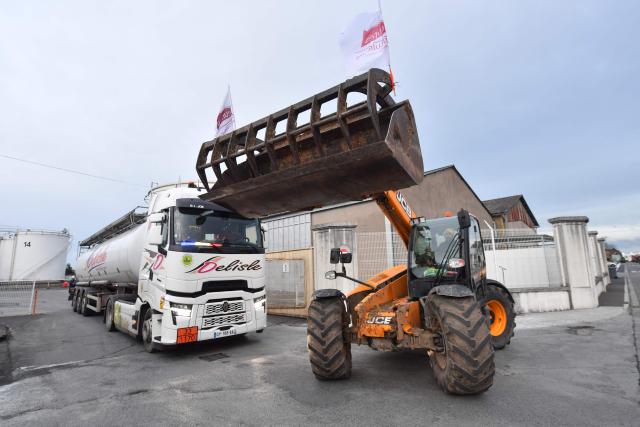 Farmers of the French farmer union Coordination Rurale temporarily lift the blockade of an oil depot for safety reasons to allow the exit of a truck loaded with ethanol during a protest against the EU-Mercosur trade deal in Saint-Pierre-des-Corps, central France, on January 15, 2026. (Photo by JEAN-FRANCOIS MONIER / AFP)