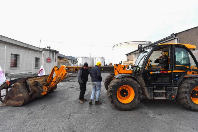 Farmers of the French farmer union Coordination Rurale block the Saint-Pierre-des-Corps oil depot during a protest against the EU-Mercosur trade deal in Saint-Pierre-des-Corps, central France, on January 15, 2026. (Photo by JEAN-FRANCOIS MONIER / AFP)