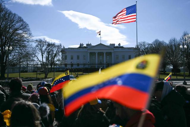 Supporters of Venezuela gather outside the White House ahead of the meeting between US President Donald Trump Venezuelan opposition leader Maria Corina Machado in Washington, DC on January 15, 2026. (Photo by Brendan SMIALOWSKI / AFP)