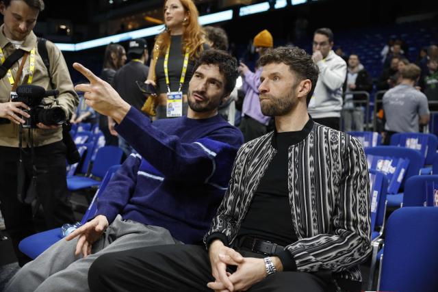 Former German football defender Mats Hummels (L) and German footballer Thomas Mueller attend the 2025/2026 NBA season basketball match between Memphis Grizzlies and Orlando Magic on January 15, 2026 in Berlin. (Photo by Odd ANDERSEN / AFP)