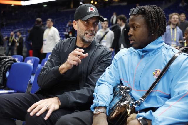 German football coach and global head of Football at Red Bull, Jurgen Klopp (L) and Leipzig's Belgian forward #09 Johan Bakayoko attend the 2025/2026 NBA season basketball match between Memphis Grizzlies and Orlando Magic on January 15, 2026 in Berlin. (Photo by Odd ANDERSEN / AFP)