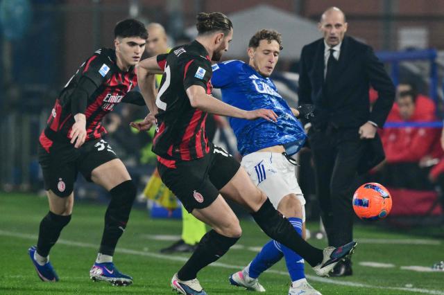 AC Milan's French midfielder #12 Adrien Rabiot (C) fights for the ball with Como's Kosovan defender #31 Mergim Vojvoda during the Italian Serie A football match between 
Como and AC Milan at Giuseppe Sinigaglia stadium in Como, on January 15, 2026. (Photo by Stefano RELLANDINI / AFP)