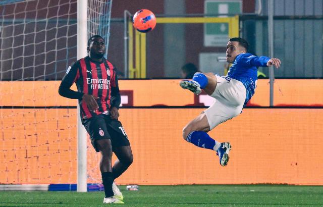 Como's German defender #02 Marc-Oliver Kempf (R) kicks the ball during the Italian Serie A football match between Como and AC Milan at Giuseppe Sinigaglia stadium in Como, on January 15, 2026. (Photo by Stefano RELLANDINI / AFP)