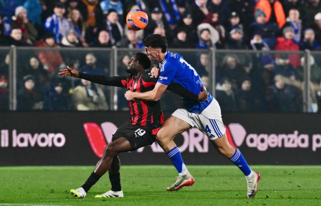 AC Milan's French midfielder #19 Youssouf Fofana fights for the ball with Como's Spanish defender #14 Jacobo Ramon during the Italian Serie A football match between Como and AC Milan at Giuseppe Sinigaglia stadium in Como, on January 15, 2026. (Photo by Stefano RELLANDINI / AFP)