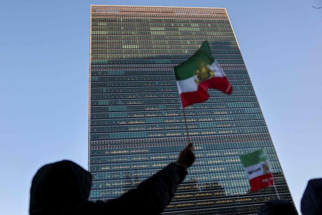 Protesters wave the pre-Islamic Revolution Iranian flag outside UN headquarters during a United Nations Security Council meeting on Iran in New York on January 15, 2026. The United States on Thursday said Iran halted 800 executions of protesters under pressure from President Donald Trump, after Gulf allies appeared to pull him back from military action over Tehran's deadly crackdown on demonstrations. Iran was shaken over the last week by some of the biggest anti-government protests in the history of the Islamic republic, although the demonstrations appear to have diminished over the last few days in the face of repression and a week-long internet blackout. (Photo by ANGELA WEISS / AFP)