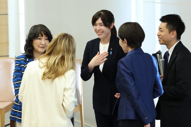 Italy's Prime Minister Georgia Meloni  (back to camera) and Japan's Prime Minister Sanae Takaichi (2nd R) meet with Liberal Democratic Party (LDP) cabinet members Kimi Onoda (C) and Satsuki Katayama for a roundtable with female cabinet members during the Japan-Italy summit meeting in Tokyo on January 16, 2026. (Photo by Takashi Aoyama / POOL / AFP)