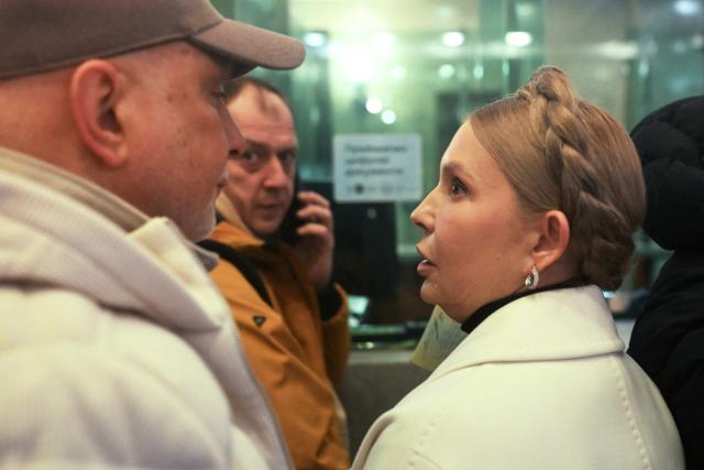 Former Ukraine's Prime Minister Yulia Tymoshenko (R) accompanied by her husband Oleksandr (L) arrives for a pre-trial hearing at a court in Kyiv on January 16, 2026, amid the Russian invasion of Ukraine. Former Ukraine's Prime Minister Yulia Tymoshenko said on January 14, 2026 her party's office had been raided overnight after anti-corruption bodies announced a sweeping probe into political corruption. (Photo by Sergei GAPON / AFP)