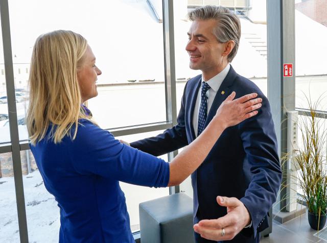 Finnish Foreign Minister Elina Valtonen is greeted by Lithuanian Foreign Minister Kestutis Budrys during traditional Snow Meeting Vilnius, Lithuania, on January 16, 2026. Vilnius hosts the traditional Snow Meeting, which will bring together foreign and security policy experts to discuss relevant topics on the political agenda. (Photo by Petras Malukas / AFP)
