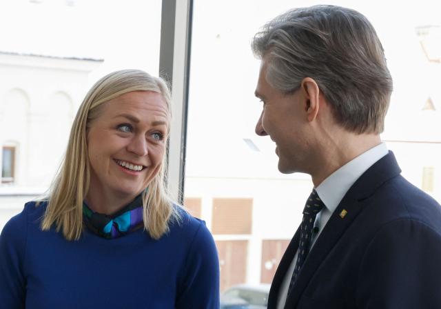 Finnish Foreign Minister Elina Valtonen and Lithuanian Foreign Minister Kestutis Budrys pose upon her arrival prior to the traditional Snow Meeting Vilnius, Lithuania, on January 16, 2026. Vilnius hosts the traditional Snow Meeting, which will bring together foreign and security policy experts to discuss relevant topics on the political agenda. (Photo by Petras Malukas / AFP)