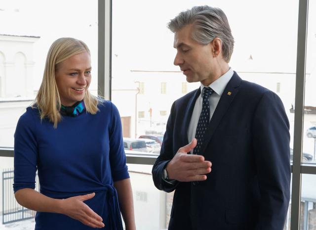 Finnish Foreign Minister Elina Valtonen and Lithuanian Foreign Minister Kestutis Budrys pose upon her arrival prior to the traditional Snow Meeting Vilnius, Lithuania, on January 16, 2026. Vilnius hosts the traditional Snow Meeting, which will bring together foreign and security policy experts to discuss relevant topics on the political agenda. (Photo by Petras Malukas / AFP)
