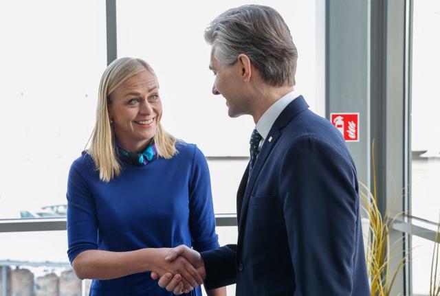 Finnish Foreign Minister Elina Valtonen and Lithuanian Foreign Minister Kestutis Budrys shake hands as he greets her prior to the traditional Snow Meeting Vilnius, Lithuania, on January 16, 2026. Vilnius hosts the traditional Snow Meeting, which will bring together foreign and security policy experts to discuss relevant topics on the political agenda. (Photo by Petras Malukas / AFP)