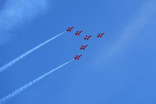 Swiss Air Force's aerobatic team "The Patrouille Suisse" perform prior to the FIS alpine skiing Men's World Cup Super G event in Wengen, Swiss Alps, on January 19, 2026. (Photo by Dimitar DILKOFF / AFP)