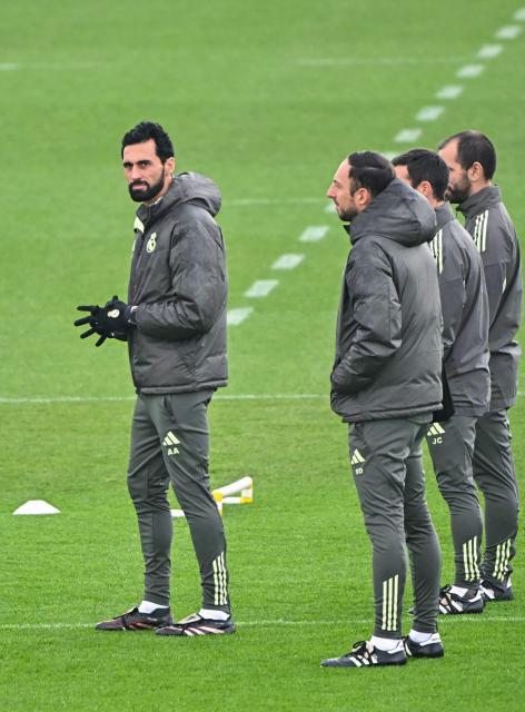 Real Madrid's Spanish coach Alvaro Arbeloa (L) attends a training session prior to their Spanish league football match between Real Madrid CF and Levante UD at Real Madrid Sports City in Valdebebas, on the outskirts of Madrid, on January 16, 2026. (Photo by Javier SORIANO / AFP)