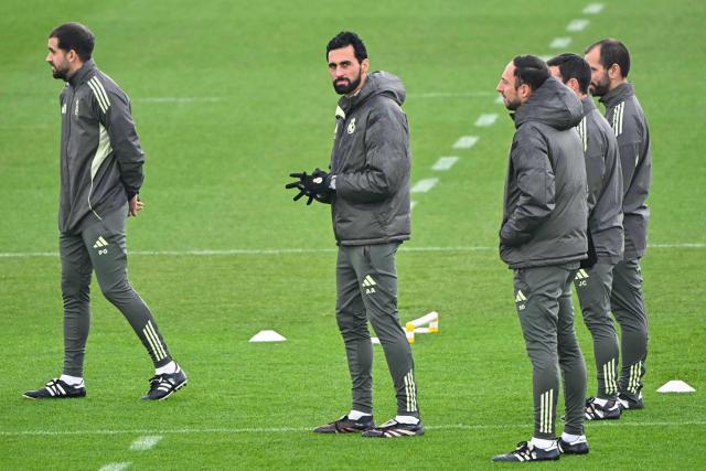 Real Madrid's Spanish coach Alvaro Arbeloa (C) attends a training session prior to their Spanish league football match between Real Madrid CF and Levante UD at Real Madrid Sports City in Valdebebas, on the outskirts of Madrid, on January 16, 2026. (Photo by Javier SORIANO / AFP)