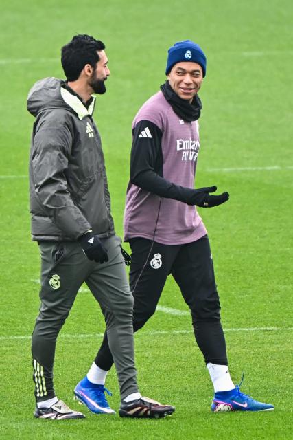 Real Madrid's Spanish coach Alvaro Arbeloa (L) and Real Madrid's French forward #10 Kylian Mbappe talk during a training session prior to their Spanish league football match between Real Madrid CF and Levante UD at Real Madrid Sports City in Valdebebas, on the outskirts of Madrid, on January 16, 2026. (Photo by Javier SORIANO / AFP)