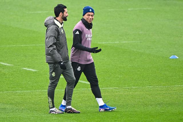 Real Madrid's Spanish coach Alvaro Arbeloa (L) and Real Madrid's French forward #10 Kylian Mbappe talk during a training session prior to their Spanish league football match between Real Madrid CF and Levante UD at Real Madrid Sports City in Valdebebas, on the outskirts of Madrid, on January 16, 2026. (Photo by Javier SORIANO / AFP)