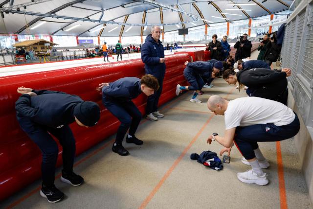French speed skaters warm up during a training session in Inzell, southern Germany, on January 13, 2026. France’s speed skating team leader Timothy Loubineaud, a likely Olympic medal contender in Milan next month, is calling for the construction of a temporary long track ice rink dedicated to his sport for the 2030 Winter Games in the French Alps. (Photo by Michaela STACHE / AFP)