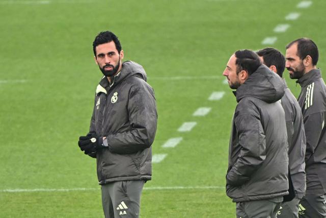 Real Madrid's Spanish coach Alvaro Arbeloa (L) attends a training session prior to their Spanish league football match between Real Madrid CF and Levante UD at Real Madrid Sports City in Valdebebas, on the outskirts of Madrid, on January 16, 2026. (Photo by Javier SORIANO / AFP)