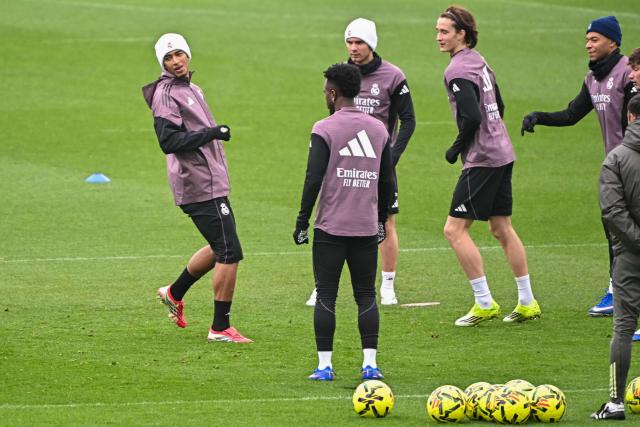 Real Madrid's English midfielder #05 Jude Bellingham (L) attends a training session prior to their Spanish league football match between Real Madrid CF and Levante UD at Real Madrid Sports City in Valdebebas, on the outskirts of Madrid, on January 16, 2026. (Photo by Javier SORIANO / AFP)