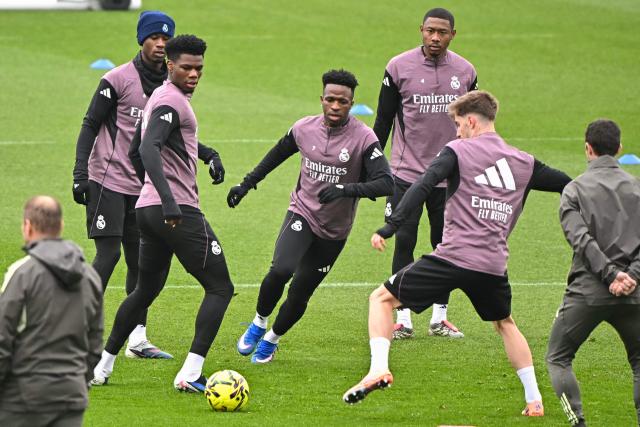 Real Madrid's French midfielder #14 Aurelien Tchouameni (L) and Real Madrid's Brazilian forward #07 Vinicius Junior (C) attend a training session prior to their Spanish league football match between Real Madrid CF and Levante UD at Real Madrid Sports City in Valdebebas, on the outskirts of Madrid, on January 16, 2026. (Photo by Javier SORIANO / AFP)
