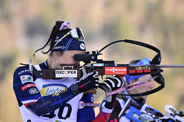 France's Camille Bened warms up at the shooting range prior to the women's 7.5 km Sprint competition of the IBU Biathlon World Cup in Ruhpolding, southern Germany on January 16, 2026. (Photo by Tobias SCHWARZ / AFP)
