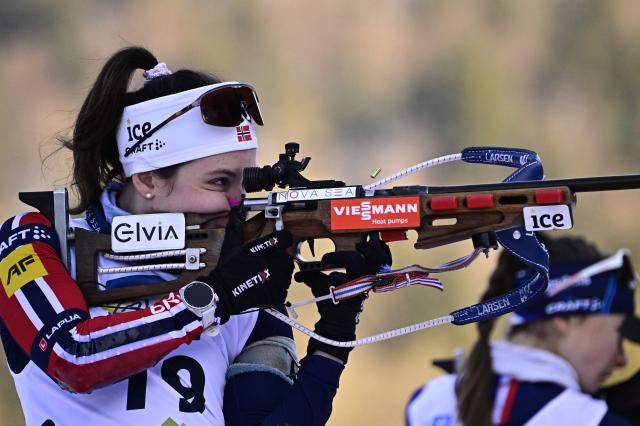 Norway's Marthe Krakstad Johansen warms up at the shooting range prior to the women's 7.5 km Sprint competition of the IBU Biathlon World Cup in Ruhpolding, southern Germany on January 16, 2026. (Photo by Tobias SCHWARZ / AFP)