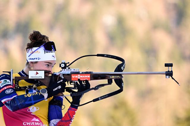 France's Lou Jeanmonnot-Laurent warms up prior to the women's 4x7.5km sprint competition of the IBU Biathlon World Cup in Ruhpolding, southern Germany on January 16, 2026. (Photo by Tobias SCHWARZ / AFP)