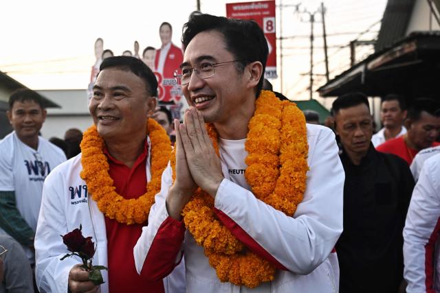 Pheu Thai Party’s prime ministerial candidate Yodchanan Wongsawat (C) arrives with fellow party members and MP candidates during a Pheu Thai Party rally ahead of the general election in Samut Prakan on January 16, 2026. (Photo by Lillian SUWANRUMPHA / AFP)