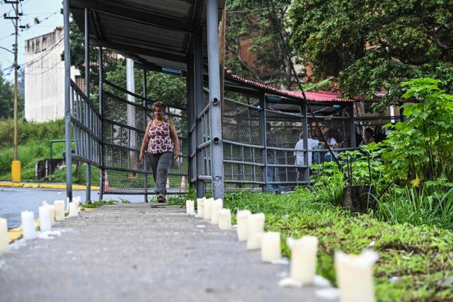 A woman walks outside El Rodeo I prison while relatives wait for news on the release of prisoners in Guatire, Miranda State, some 30 kilometers east of Caracas, on January 16, 2026. Venezuela has released a Czech detained in September 2024 with four Americans and two Spaniards over an alleged plot to assassinate then-president Nicolas Maduro, the Czech foreign minister said on January 16. (Photo by Ronaldo SCHEMIDT / AFP)