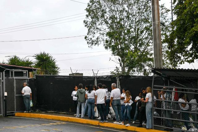 Relatives wait for news on the release of prisoners outside El Rodeo I prison in Guatire, Miranda State, some 30 kilometers east of Caracas, on January 16, 2026. Venezuela has released a Czech detained in September 2024 with four Americans and two Spaniards over an alleged plot to assassinate then-president Nicolas Maduro, the Czech foreign minister said on January 16. (Photo by Ronaldo SCHEMIDT / AFP)