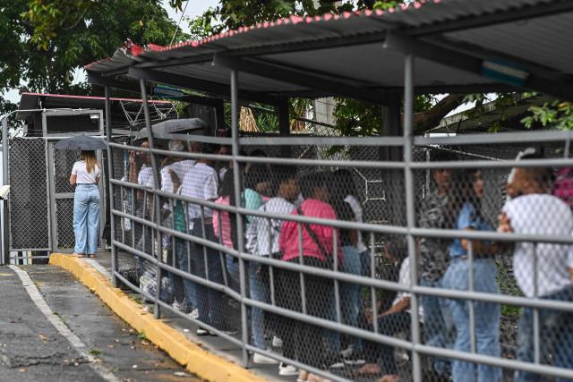 Relatives wait for news on the release of prisoners outside El Rodeo I prison in Guatire, Miranda State, some 30 kilometers east of Caracas, on January 16, 2026. Venezuela has released a Czech detained in September 2024 with four Americans and two Spaniards over an alleged plot to assassinate then-president Nicolas Maduro, the Czech foreign minister said on January 16. (Photo by Ronaldo SCHEMIDT / AFP)