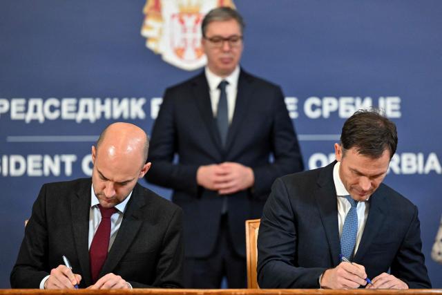 French Foreign Minister Jean-Noel Barrot (L) and Sinisa Mali (R), Serbian deputy Prime Minister and Minister of Finance, sign documents during a meeting in Belgrade on January 16, 2026. (Photo by Andrej ISAKOVIC / AFP)