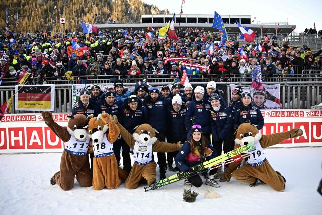 Second placed France's Lou Jeanmonnot-Laurent (Bottom 2nd R) celebrates with her team after the women's 7.5 km Sprint event of the IBU Biathlon World Cup in Ruhpolding, southern Germany on January 16, 2026. (Photo by Tobias SCHWARZ / AFP)