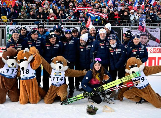 Second placed France's Lou Jeanmonnot-Laurent (Bottom 2nd R) celebrates with her team after the women's 7.5 km Sprint event of the IBU Biathlon World Cup in Ruhpolding, southern Germany on January 16, 2026. (Photo by Tobias SCHWARZ / AFP)