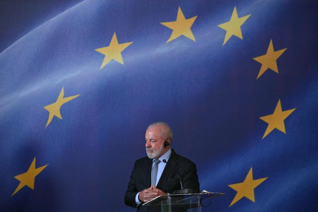 TOPSHOT - Brazil's President Luiz Inacio Lula da Silva gestures during a press conference after a meeting with President of the European Commission Ursula von der Leyen within the framework of the signing agreement between the European Union and Mercosur at Itamaraty Palace in Rio de Janeiro, Brazil, on January 16, 2026. Mercosur and the European Union will sign an agreement on January 17 in Paraguay that will create one of the largest free trade areas in the world, with the stated aim of seeking a “third way” between the United States and China, but which is causing friction with the European agricultural sector and industrialists in Brazil and Argentina. (Photo by Mauro PIMENTEL / AFP)