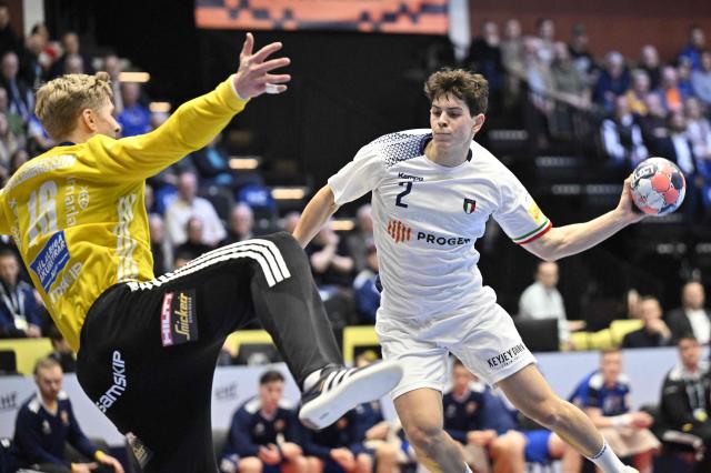 Italy's right winger #02 Leo Prantner (R0 attempts to score past Iceland's goalkeeper #16 Viktor Hallgrimsson during the men's EHF Euro 2026 preliminary round group F handball match  Iceland vs Italy in Kristianstad, Sweden, on January 16, 2026. (Photo by Johan Nilsson/TT / TT NEWS AGENCY / AFP) / Sweden OUT