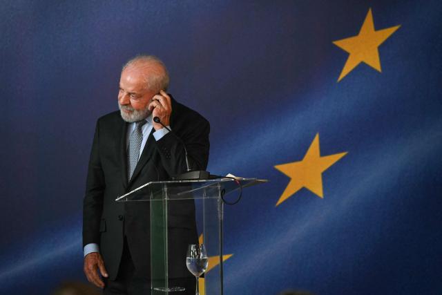 Brazil's President Luiz Inacio Lula da Silva gestures during a press conference after a meeting with President of the European Commission Ursula von der Leyen within the framework of the signing agreement between the European Union and Mercosur at Itamaraty Palace in Rio de Janeiro, Brazil, on January 16, 2026. Mercosur and the European Union will sign an agreement on January 17 in Paraguay that will create one of the largest free trade areas in the world, with the stated aim of seeking a “third way” between the United States and China, but which is causing friction with the European agricultural sector and industrialists in Brazil and Argentina. (Photo by Mauro PIMENTEL / AFP)