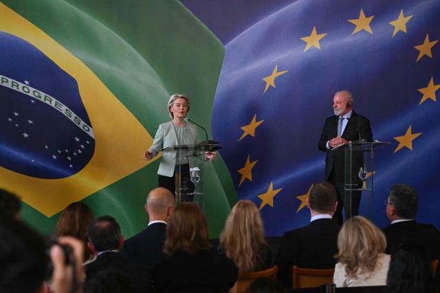 President of the European Commission Ursula von der Leyen speaks next to Brazil's President Luiz Inacio Lula da Silva during a press conference after a meeting within the framework of the signing agreement between the European Union and Mercosur at Itamaraty Palace in Rio de Janeiro, Brazil, on January 16, 2026. Mercosur and the European Union will sign an agreement on January 17 in Paraguay that will create one of the largest free trade areas in the world, with the stated aim of seeking a “third way” between the United States and China, but which is causing friction with the European agricultural sector and industrialists in Brazil and Argentina. (Photo by Mauro PIMENTEL / AFP)