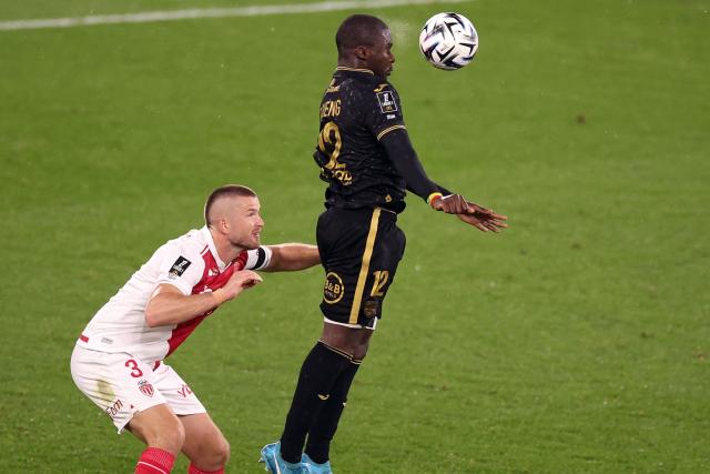 Monaco's English defender #03 Eric Dier (L) fights for the ball wit Lorient's Senegalese forward #12 Bamba Dieng (R) during the French L1 football match between AS Monaco and FC Lorient at the Stade Louis II in the Principality of Monaco on January 16, 2026. (Photo by Valery HACHE / AFP)