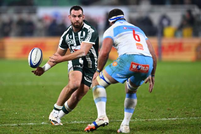 Pau's French hooker Youri Delhommel passes the ball during the European Champions Cup, first round, day 4, pool 4, rugby union match between Section Paloise (Pau) and Bulls (Pretoria) at the stade du Hameau in Pau, southern France, on January 16, 2026. (Photo by GAIZKA IROZ / AFP)