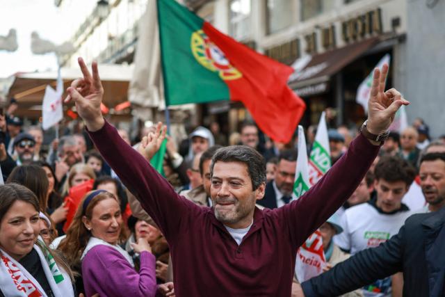 Presidential candidate of the Chega party, Andre Ventura gestures during a street rally in Lisbon on January 16, 2026. Portugal will hold presidential elections on 18 January. (Photo by PATRICIA DE MELO MOREIRA / AFP)